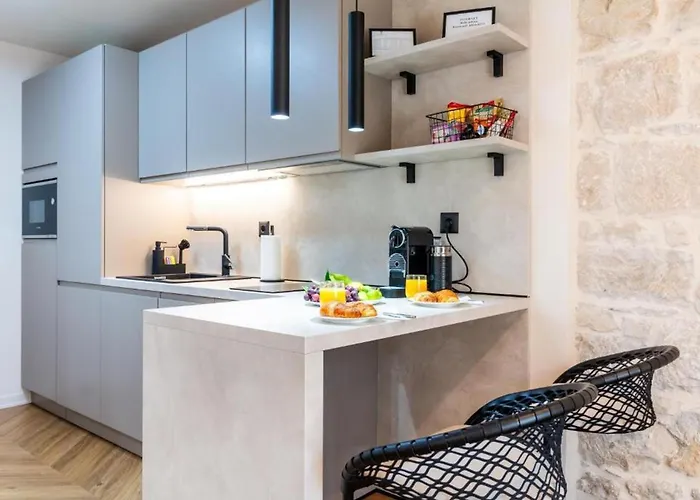 Centre In Stone House Apartment *