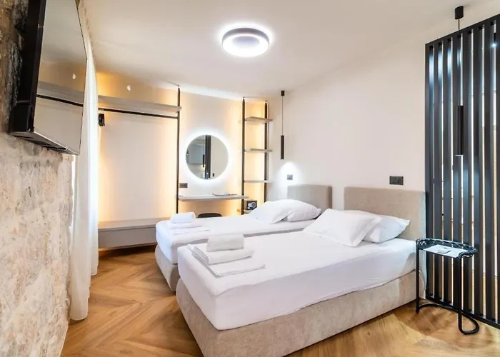 Centre In Stone House Split