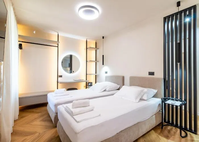 Centre In Stone House Split